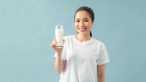 Konsumsi susu tinggi kalsium secara rutin ternyata sangat bermanfaat untuk mencegah risiko berbagai penyakit serius berikut ini.